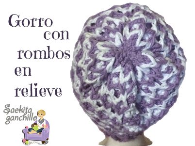 Gorro con rombos en relieve de ganchillo