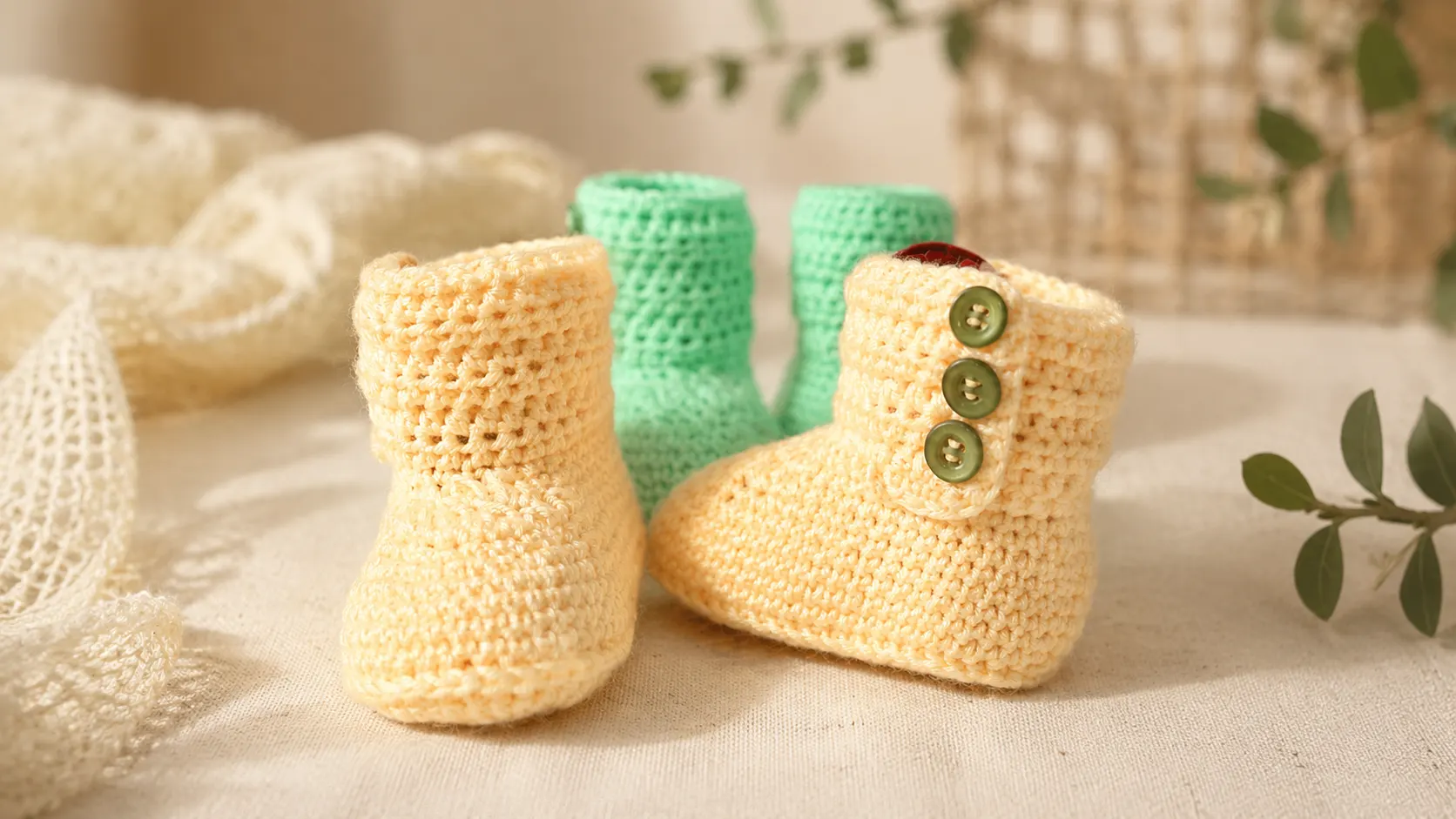 Patucos de crochet para bebé tipo botita con botones laterales