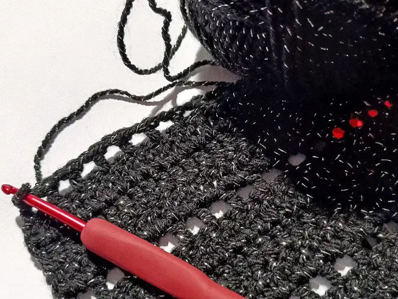 Detalle de una bufanda de crochet con cadenetas y puntos altos