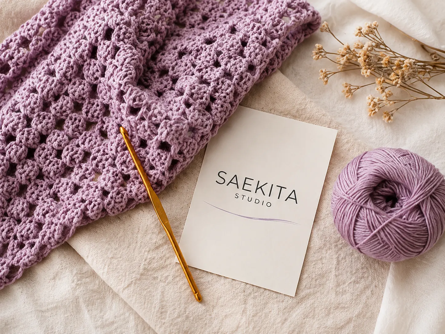 imagen de tejido a crochet con una tarjeta de Saekita Studio